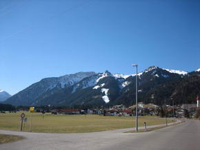 Das Skigebiet Hahnenkamm vom Tal aus.