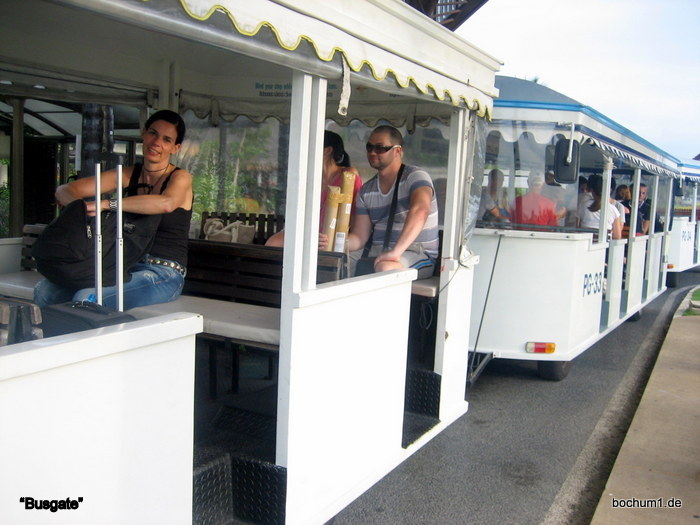 ...mit der Bimmelbahn zum Flieger