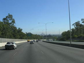 Highway auf dem Weg nach Brisbane mit Skyline im Hintergrund