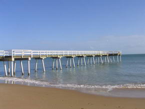 Strand mit Steg am Campingplatz in Hervey Bay