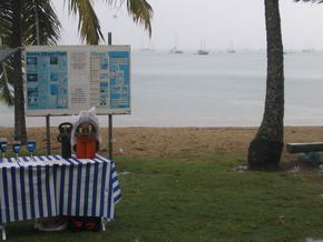 Bucht von Airlie Beach mit Warntafel vor Quallen (mehr dazu am Folgetag)