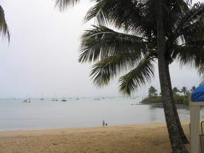 Der Strand von Airlie Beach im Regen