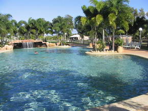 Poollandschaft im Rollingstone Caravan Park