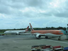 rechts vorne, die Maschine, die uns von Cairns ber Darwin nach Singapur brachte