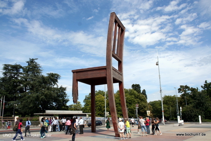 Broken Chair vor dem UNO-Anwesen
