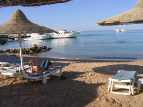 Hotelstrand eine Stunde nach der Ankunft - noch mit langer Hose, da der Koffer nicht mitkam....