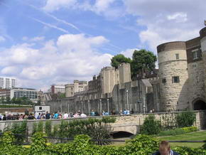 Promenade entlang der Themse mit dem London Tower