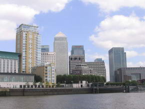 Banken- und Finanzviertel von der Themse aus fotografiert