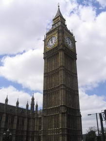 Kurz vor 12 zeigt die Uhr von Big Ben....