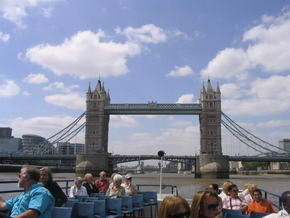 Auf der Themse nach Durchfahren der Tower Bridge