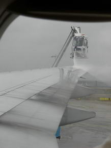 Enteisung der Flgel aus der Kabine betrachtet...