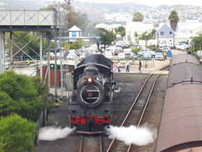 Abfahrende Dampflok in Knysna
