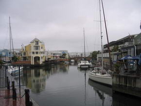 Kanle der Waterfront in Knysna mit den Appartementhusern