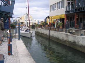 Schiff durch die Kanle der Knysna Waterfront zum offenen Meer