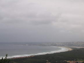 Der endlose Strand von Plettenberg Bay bei schlechtem Wetter