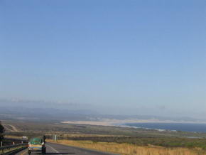 Die N2 mit dem Strand von Jeffreys Bay zur Rechten