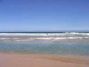 Der flache Strand vom Keurbooms Beach mit Sandbank, weshalb man ber das Wasser laufen kann...