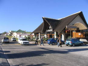 Suferladen entlang der Hauptstrasse in Jeffreys Bay