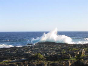 Zerschellende Wellen an den Felsen im Tsitsikamma National Park