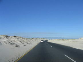 Landstrasse mitten durch die Dnen