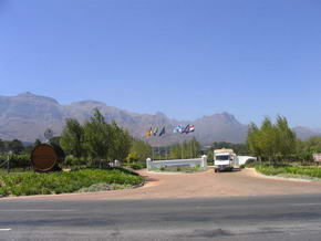 Einfahrt zum Weingut Blaauwklippen