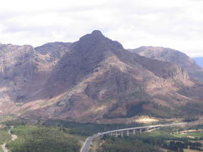 Foto vom Du Toits Kloof Pass mit Blick auf Autobahn - Einfahrt in den Hugenot Toll Tunnel