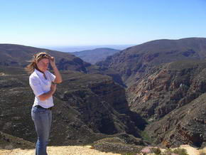 Auf der Sonnenseite des Swartberg Pass mit der Meiringspoort Schlucht im Hintergrund