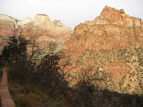 Blick vom Osteingang, dem Mt. Carmel Highway auf den Zion