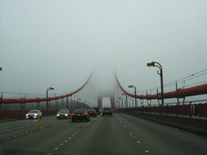 Fahrt ber die Golden Gate in den Nebel
