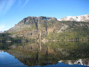 Fallen Leaf Lake mit den sich spiegelnden Bergen