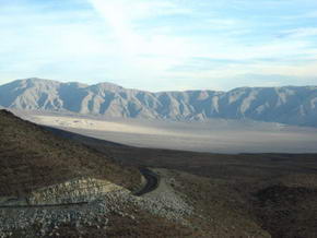 CA-190 bei Einfahrt in das Death Valley von Westen