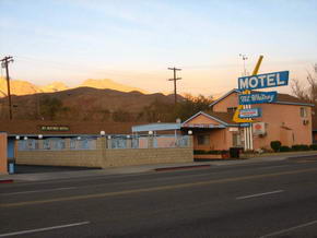 Glutrote Sierra vor dem Mt. Whitney Motel in Lone Pine