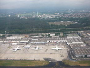 Die Lufthansa Werft in Frankfurt aus ein paar hundert Metern Höhe