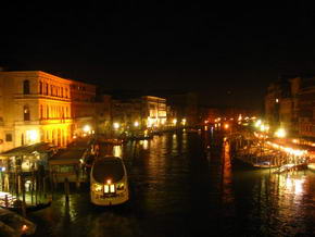 Der Canale Grande von der Rialtobrücke aus bei Nacht