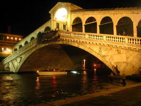 Die Rialto Brücke bei Nacht